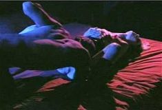 Красотка Холли Сэмпсон оголила грудь и попу в фильме «Дешевый трепет» фото #2