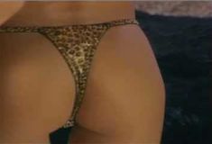 Красотка Холли Сэмпсон оголила грудь и попу в фильме «Дешевый трепет» фото #5