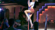 Голая Холли Уиннард в фильме «Зомби против стриптизёрш» фото #1