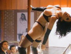 Сексуальная Чарли Спрэдлинг оголилась в фильме «В постели с вампиром» фото #3