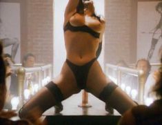 Сексуальная Чарли Спрэдлинг оголилась в фильме «В постели с вампиром» фото #4