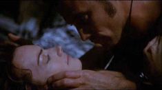 Голая Челси Филд в фильме «Дьявол песков» фото #6