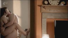 Голая Шарлин МакКенна в сериале «Сирены» фото #7