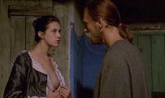 Шарлотта Генсбур оголилась в фильме «И свет во тьме светит» фото #1