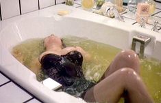 Голая грудь Шарлотты Льюис в фильме Dial Help фото #3