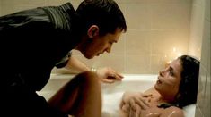 Голая грудь Шарлотты Райли в сериале «Прикуп» фото #2