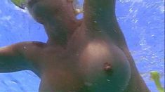 Голая Шаэ Маркс в фильме «Возвращение на дикий пляж» фото #15