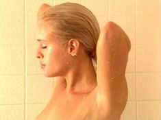 Голая Шеннон Хатчинсон в фильме «Я знаю, что вы снимали этим летом» фото #1