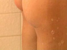 Голая Шеннон Хатчинсон в фильме «Я знаю, что вы снимали этим летом» фото #3