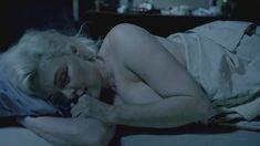 Голая Шерилин Фенн в сериале «Бесстыдники» фото #1