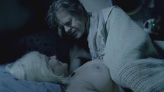 Голая Шерилин Фенн в сериале «Бесстыдники» фото #3