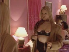 Голая Шиван Бурк в фильме «Добро пожаловать в рай» фото #2