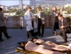 Голая Шона О’Брайэн в фильме «Близнецы» фото #2