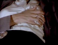 Голая Шона О’Брайэн в фильме «Близнецы» фото #6