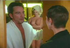 Пышная голая грудь Шоны Райан в фильме The Pleasure Zone фото #8