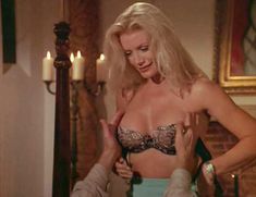 Голая Шэннон Твид в фильме «Нападение на Остров Дьявола» фото #2