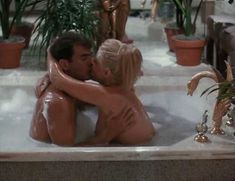 Голая Шэннон Твид в фильме «Скандальное поведение» фото #4