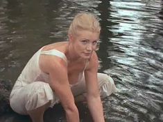 Голая Шэннон Твид в фильме «Шумные девочки» фото #10