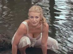 Голая Шэннон Твид в фильме «Шумные девочки» фото #11