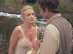 Голая Шэннон Твид в фильме «Шумные девочки» фото #12