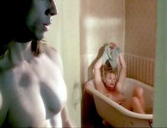 Голая Шэннон Твид в фильме «Электра» фото #2