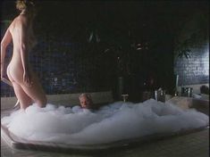 Голая Шэннон Уирри в фильме «Две опасные леди» фото #1