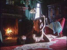 Голая Шэннон Уирри в фильме «Две опасные леди» фото #5