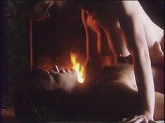 Голая Шэннон Уирри в фильме «Две опасные леди» фото #8