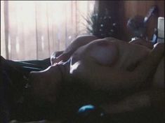 Голая Шэннон Уирри в фильме «Две опасные леди» фото #11