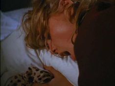 Страстная Шэрон Стоун в фильме «Год оружия» фото #4