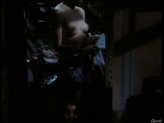 Голая грудь Шэрон Стоун в фильме «Ножницы» фото #1