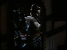 Голая грудь Шэрон Стоун в фильме «Ножницы» фото #3