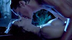 Голая Эдриэнн Сакс в фильме «Под покровом ночи» фото #5