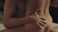 Голая Элиза Куп в сериале «Без обязательств» фото #6