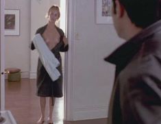 Голая Элизабет Беркли в фильме «Трогательный Малькольм» фото #1