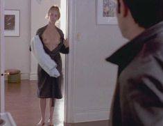 Голая Элизабет Беркли в фильме «Трогательный Малькольм» фото #2