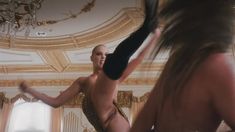 Голая Элизабет Беркли в фильме «Шоугелз» фото #59