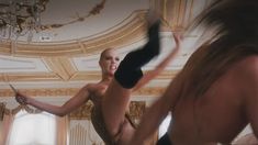 Голая Элизабет Беркли в фильме «Шоугелз» фото #60