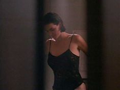 Голая Элизабет Грэйсен в фильме «Нижний этаж» фото #5