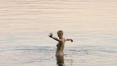 Голая Элизабет Дебики в сериале «Ночной администратор» фото #8