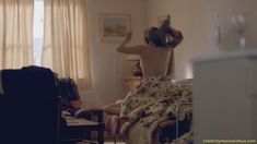 Голая Элизабет Мосс в сериале «Вершина озера» фото #5