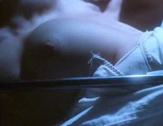 Голая Элизабет Мохэд в фильме «Песчаная ловушка» фото #5