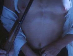 Голая Элизабет Мохэд в фильме «Песчаная ловушка» фото #6