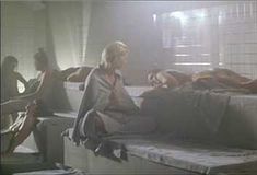 Голая Элизабет Перкинс в фильме «Лунный свет и Валентино» фото #8