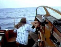 Голая грудь Элизабет Хёрли в фильме «Смертельный круиз» фото #7