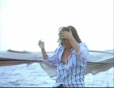 Голая грудь Элизабет Хёрли в фильме «Смертельный круиз» фото #8