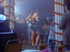 Голая грудь Элизабет Хёрли в фильме «Смертельный круиз» фото #14