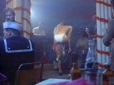 Голая грудь Элизабет Хёрли в фильме «Смертельный круиз» фото #15