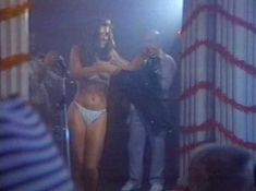 Голая грудь Элизабет Хёрли в фильме «Смертельный круиз» фото #16