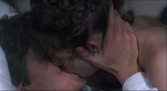 Голые сиськи Элизабет Хёрли в фильме «Грести по ветру» фото #4